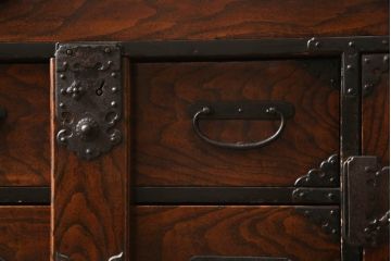 和製アンティーク　前面栗材　閂(かんぬき)付き　品のある佇まいが魅力の庄内小箪笥(引き出し、時代箪笥、庄内箪笥、衣装箪笥、整理タンス、収納たんす)(R-065456)