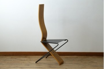 中古　美品　サポリティイタリア(Saporiti Italia)　オブジェのような美しい佇まいに目を奪われるチェア　(R-065459)