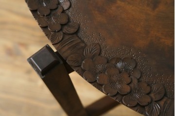 和製ビンテージ　軽井沢彫り　縁取りとして施された桜の彫刻がアクセントのトレー(お盆)付きサイドテーブル　(R-065461)