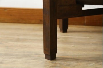 和製ビンテージ　軽井沢彫り　縁取りとして施された桜の彫刻がアクセントのトレー(お盆)付きサイドテーブル　(R-065461)