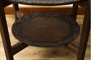 和製ビンテージ　軽井沢彫り　縁取りとして施された桜の彫刻がアクセントのトレー(お盆)付きサイドテーブル　(R-065461)