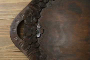和製ビンテージ　軽井沢彫り　縁取りとして施された桜の彫刻がアクセントのトレー(お盆)付きサイドテーブル　(R-065461)