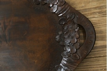和製ビンテージ　軽井沢彫り　縁取りとして施された桜の彫刻がアクセントのトレー(お盆)付きサイドテーブル　(R-065461)