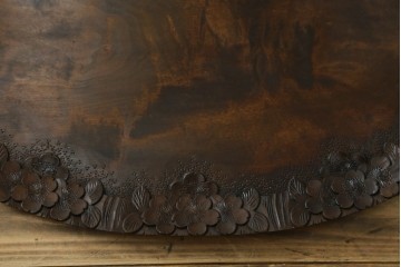 和製ビンテージ　軽井沢彫り　縁取りとして施された桜の彫刻がアクセントのトレー(お盆)付きサイドテーブル　(R-065461)