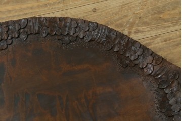 和製ビンテージ　軽井沢彫り　縁取りとして施された桜の彫刻がアクセントのトレー(お盆)付きサイドテーブル　(R-065461)