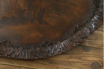 和製ビンテージ　軽井沢彫り　縁取りとして施された桜の彫刻がアクセントのトレー(お盆)付きサイドテーブル　(R-065461)