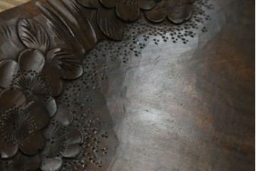 和製ビンテージ　軽井沢彫り　縁取りとして施された桜の彫刻がアクセントのトレー(お盆)付きサイドテーブル　(R-065461)