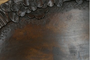 和製ビンテージ　軽井沢彫り　縁取りとして施された桜の彫刻がアクセントのトレー(お盆)付きサイドテーブル　(R-065461)