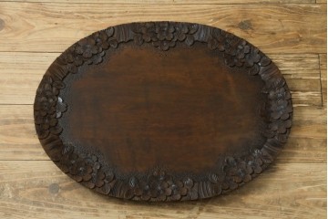 和製ビンテージ　軽井沢彫り　縁取りとして施された桜の彫刻がアクセントのトレー(お盆)付きサイドテーブル　(R-065461)
