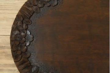 和製ビンテージ　軽井沢彫り　縁取りとして施された桜の彫刻がアクセントのトレー(お盆)付きサイドテーブル　(R-065461)