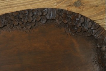 和製ビンテージ　軽井沢彫り　縁取りとして施された桜の彫刻がアクセントのトレー(お盆)付きサイドテーブル　(R-065461)
