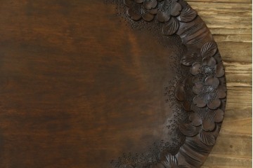 和製ビンテージ　軽井沢彫り　縁取りとして施された桜の彫刻がアクセントのトレー(お盆)付きサイドテーブル　(R-065461)