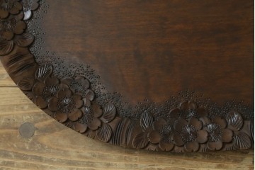 和製ビンテージ　軽井沢彫り　縁取りとして施された桜の彫刻がアクセントのトレー(お盆)付きサイドテーブル　(R-065461)