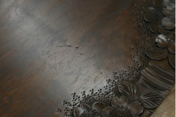 和製ビンテージ　軽井沢彫り　縁取りとして施された桜の彫刻がアクセントのトレー(お盆)付きサイドテーブル　(R-065461)