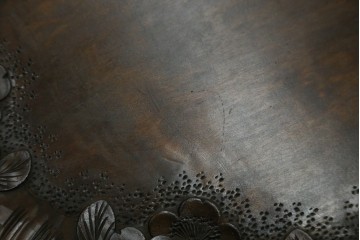 和製ビンテージ　軽井沢彫り　縁取りとして施された桜の彫刻がアクセントのトレー(お盆)付きサイドテーブル　(R-065461)