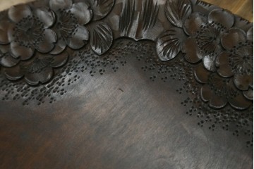 和製ビンテージ　軽井沢彫り　縁取りとして施された桜の彫刻がアクセントのトレー(お盆)付きサイドテーブル　(R-065461)
