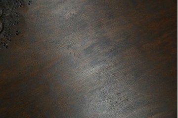 和製ビンテージ　軽井沢彫り　縁取りとして施された桜の彫刻がアクセントのトレー(お盆)付きサイドテーブル　(R-065461)