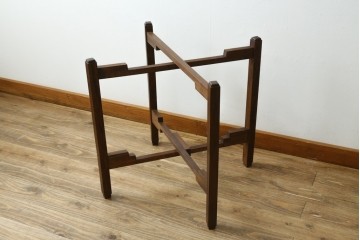 和製ビンテージ　軽井沢彫り　縁取りとして施された桜の彫刻がアクセントのトレー(お盆)付きサイドテーブル　(R-065461)