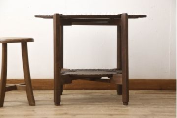 和製ビンテージ　軽井沢彫り　縁取りとして施された桜の彫刻がアクセントのトレー(お盆)付きサイドテーブル(ナイトテーブル、花台、飾り台、ヴィンテージ)(R-065461)