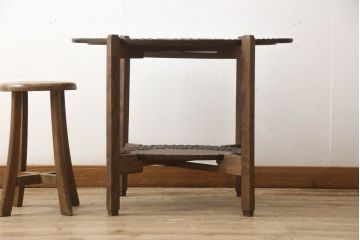 和製ビンテージ　軽井沢彫り　縁取りとして施された桜の彫刻がアクセントのトレー(お盆)付きサイドテーブル(ナイトテーブル、花台、飾り台、ヴィンテージ)(R-065461)