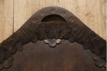 和製ビンテージ　軽井沢彫り　縁取りとして施された桜の彫刻がアクセントのトレー(お盆)付きサイドテーブル(ナイトテーブル、花台、飾り台、ヴィンテージ)(R-065461)