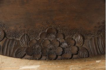和製ビンテージ　軽井沢彫り　縁取りとして施された桜の彫刻がアクセントのトレー(お盆)付きサイドテーブル(ナイトテーブル、花台、飾り台、ヴィンテージ)(R-065461)