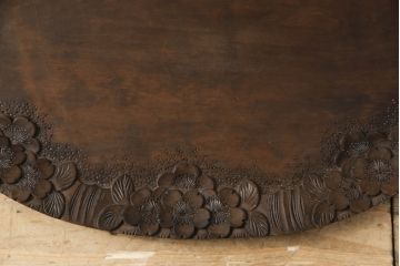 和製ビンテージ　軽井沢彫り　縁取りとして施された桜の彫刻がアクセントのトレー(お盆)付きサイドテーブル(ナイトテーブル、花台、飾り台、ヴィンテージ)(R-065461)