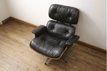 アメリカビンテージ　Hermanmiller(ハーマンミラー社)　希少!!　ブラジリアンローズウッド材　クラシック　身体を包み込むようなフォルムが魅力のイームズラウンジチェア&オットマン(本革、レザーチェア、椅子、イス、1人掛けソファ、1Pソファ、アームチェア、フットスツール、ヴィンテージ)(R-065467)
