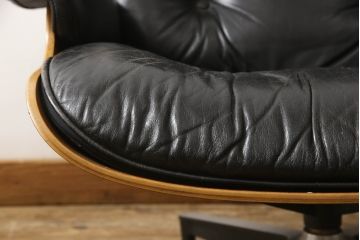 アメリカビンテージ　Hermanmiller(ハーマンミラー社)　希少!!　ブラジリアンローズウッド材　クラシック　身体を包み込むようなフォルムが魅力のイームズラウンジチェア&オットマン(本革、レザーチェア、椅子、イス、1人掛けソファ、1Pソファ、アームチェア、フットスツール、ヴィンテージ)(R-065467)