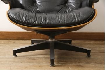 アメリカビンテージ　Hermanmiller(ハーマンミラー社)　希少!!　ブラジリアンローズウッド材　クラシック　身体を包み込むようなフォルムが魅力のイームズラウンジチェア&オットマン(本革、レザーチェア、椅子、イス、1人掛けソファ、1Pソファ、アームチェア、フットスツール、ヴィンテージ)(R-065467)