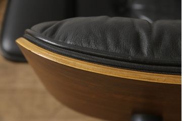 アメリカビンテージ　Hermanmiller(ハーマンミラー社)　希少!!　ブラジリアンローズウッド材　クラシック　身体を包み込むようなフォルムが魅力のイームズラウンジチェア&オットマン(本革、レザーチェア、椅子、イス、1人掛けソファ、1Pソファ、アームチェア、フットスツール、ヴィンテージ)(R-065467)
