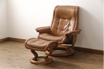 中古　EKORNES(エコーネス)　ロイヤルシリーズ　本革(レザー)　極上のくつろぎの時間を演出するストレスレスチェア+オットマンのセット(クラシックベース、アームチェア、リクライニングチェア、椅子、イス、1人掛けソファ、1Pソファ、フットスツール、北欧)(定価約46万円)(R-065468)