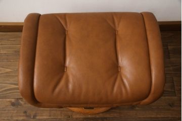 中古　EKORNES(エコーネス)　ロイヤルシリーズ　本革(レザー)　極上のくつろぎの時間を演出するストレスレスチェア+オットマンのセット(クラシックベース、アームチェア、リクライニングチェア、椅子、イス、1人掛けソファ、1Pソファ、フットスツール、北欧)(定価約46万円)(R-065468)