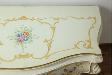 中古　美品　イタリア高級家具　SILIK(シリック)　ロココ調　Art.726　丸みを帯びたデザインが可愛らしい3段チェスト(コモード、サイドチェスト、ドロワー、引き出し)(定価約90万円)(R-065469)