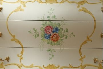 中古　美品　イタリア高級家具　SILIK(シリック)　ロココ調　Art.726　丸みを帯びたデザインが可愛らしい3段チェスト(コモード、サイドチェスト、ドロワー、引き出し)(定価約90万円)(R-065469)