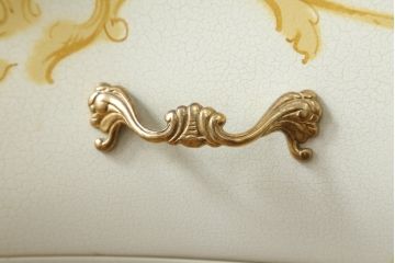 中古　美品　イタリア高級家具　SILIK(シリック)　ロココ調　Art.726　丸みを帯びたデザインが可愛らしい3段チェスト(コモード、サイドチェスト、ドロワー、引き出し)(定価約90万円)(R-065469)