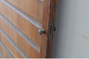 アンティーク建具　上質な銅製のつまみ付き舞良戸扉1枚(まいらど、板戸、ドア)(R-065471)