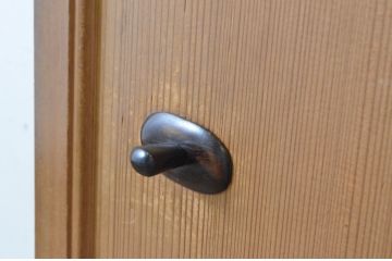 アンティーク建具　黒檀(コクタン)のつまみ付き!!柾目の美しい扉1枚(木製扉、ドア)(R-065475)