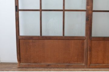 アンティーク建具　経年を感じさせる古い木味が魅力のガラス戸2枚セット(引き戸、格子戸、マス目)(R-065480)