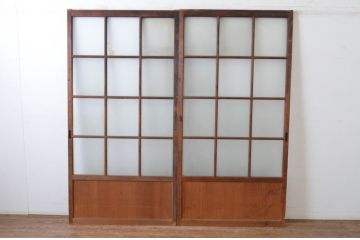 アンティーク建具　経年を感じさせる古い木味が魅力のガラス戸2枚セット(引き戸、格子戸、マス目)(R-065480)
