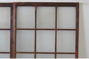 アンティーク建具　経年を感じさせる古い木味が魅力のガラス戸2枚セット(引き戸、格子戸、マス目)(R-065480)