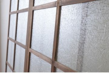 アンティーク建具　経年による風合いが味わい深いガラス戸2枚セット(玄関戸、引き戸、格子戸、マス目)(R-065486)