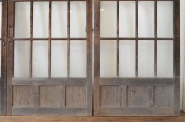 アンティーク建具　経年による風合いが味わい深い、背の高いガラス戸4枚セット(玄関戸、引き戸、格子戸、マス目)(R-065490)