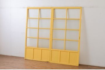 アンティーク建具　ペイント仕上げ限定　レトロな雰囲気づくりにおすすめ!黄色のペイントが印象的なガラス戸2枚セット(引き戸)(R-065505)