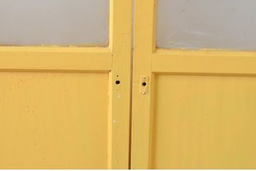 アンティーク建具　ペイント仕上げ限定　レトロな雰囲気づくりにおすすめ!黄色のペイントが印象的なガラス戸2枚セット(引き戸)(R-065505)