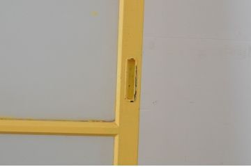 アンティーク建具　ペイント仕上げ限定　レトロな雰囲気づくりにおすすめ!黄色のペイントが印象的なガラス戸2枚セット(引き戸)(R-065505)