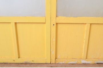 アンティーク建具　ペイント仕上げ限定　レトロな雰囲気づくりにおすすめ!黄色のペイントが印象的なガラス戸2枚セット(引き戸)(R-065505)