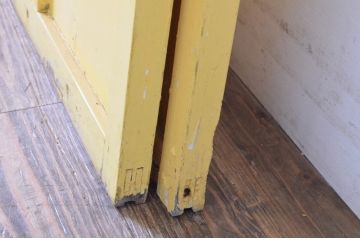 アンティーク建具　ペイント仕上げ限定　レトロな雰囲気づくりにおすすめ!黄色のペイントが印象的なガラス戸2枚セット(引き戸)(R-065505)