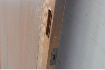 アンティーク建具　上手物!!　美しい柾目　鍵付き横桟板戸1枚(舞良戸、帯戸、引き戸)(R-065509)