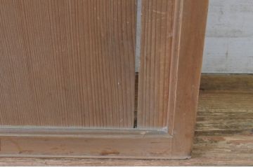 アンティーク建具　上手物!!　美しい柾目　鍵付き横桟板戸1枚(舞良戸、帯戸、引き戸)(R-065509)